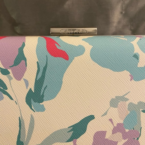 Calvin Klein Handbag - Abstract Floral Hardsided Metal Strap Bag 🌸 - Picture 4 of 15